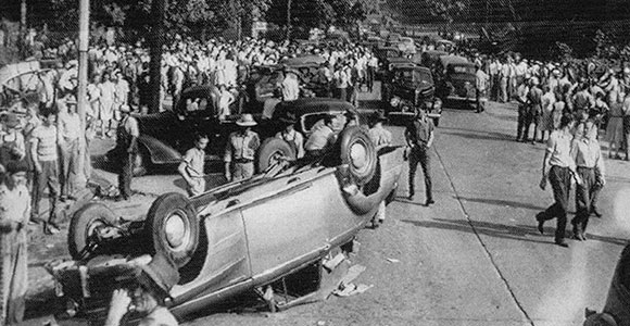 A crowd gathers at the jail in Athens after former servicemen stormed the building to regain seized ballot boxes, ending the Battle of Athens. Photograph courtesy of the Tennessee State Library and Archives